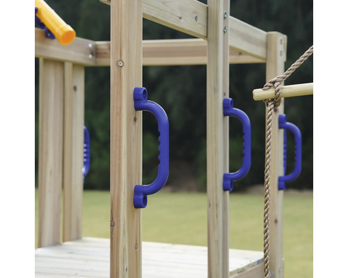 Detailansicht eines Spielturms mit blauen Griffen