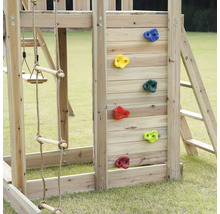 Detailansicht eines Kinderspielturms mit Kletterwand und Strickleiter