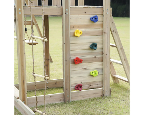 Detailansicht eines Kinderspielturms mit Kletterwand und Strickleiter