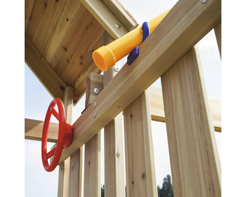 Detailansicht eines Spielturms mit Fernrohr und Steuerrad