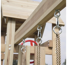 Detailaufnahme einer Schaukelaufhängung an einem Holzspielturm