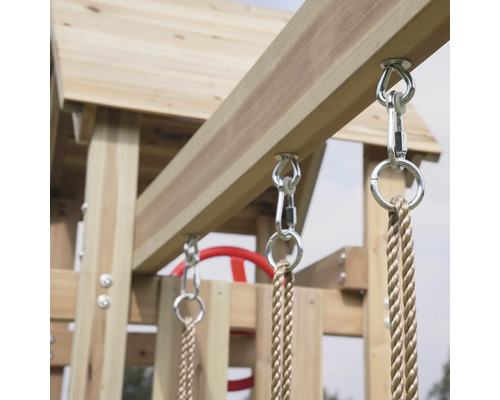 Detailaufnahme einer Schaukelaufhängung an einem Holzspielturm