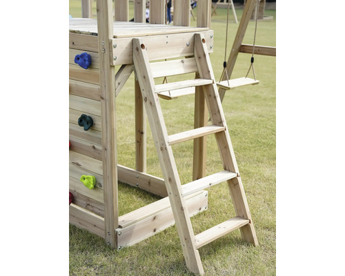 Holzspielturm mit Kletterwand und Leiter