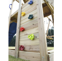Kletterwand mit bunten Klettersteinen an einem Spielturm