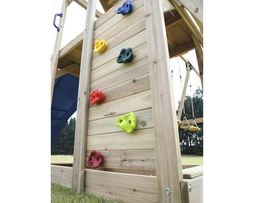 Kletterwand mit bunten Klettersteinen an einem Spielturm