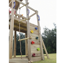Detailansicht eines Spielturms mit Kletterwand und Strickleiter für den Außenbereich.