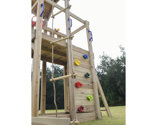 Detailansicht eines Spielturms mit Kletterwand und Strickleiter für den Außenbereich.