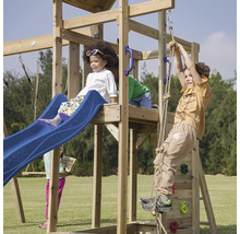 Spielplatz mit Kletterwand, Rutsche und Seil zum Klettern