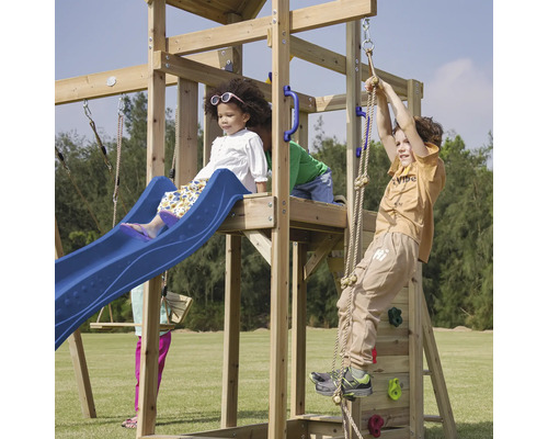 Spielplatz mit Kletterwand, Rutsche und Seil zum Klettern