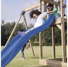 Kinder spielen auf einem Spielplatz mit Rutsche und Schaukeln