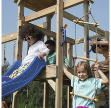 Kinder spielen auf einem hölzernen Spielturm mit Rutsche und Strickleiter