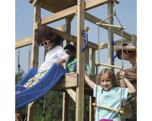 Kinder spielen auf einem hölzernen Spielturm mit Rutsche und Strickleiter