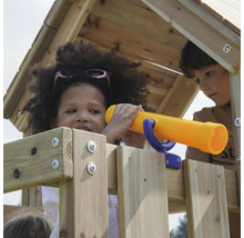 Kinder spielen mit einem Spielhaus mit einem Teleskop