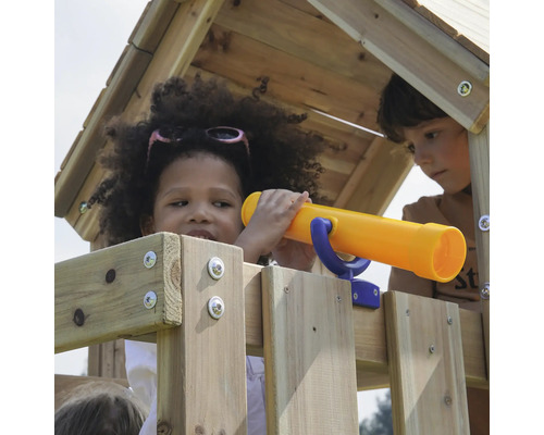 Kinder spielen mit einem Spielhaus mit einem Teleskop