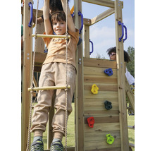 Kind klettert auf Holzspielgerät mit Kletterwand und Strickleiter