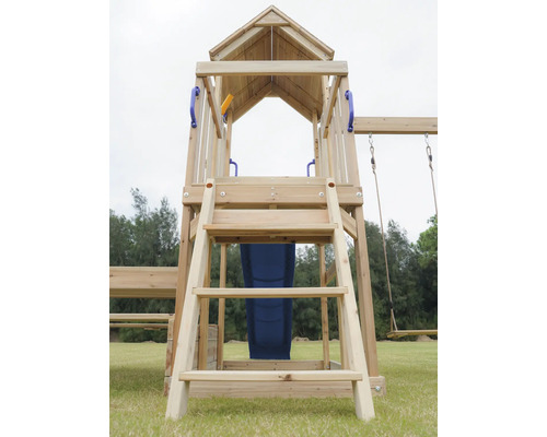 Detailansicht eines Spielturms mit Rutsche und Leiter aus Holz