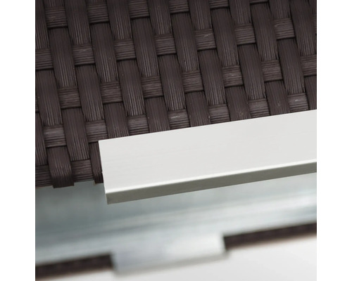 Nahaufnahme von braunem Rattan und einem Metallrahmen