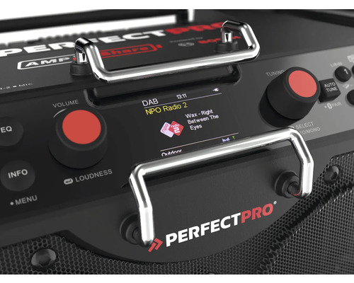Detailansicht eines Baustellenradios der Marke Perfectpro mit Bedienelementen und Display