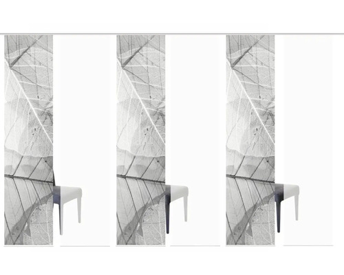 Schiebegardine mit Blättermotiv und Stuhl