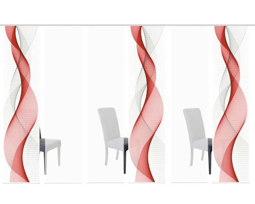 Schiebegardinen mit abstraktem Muster vor Esszimmerstühlen