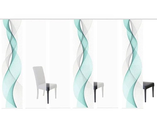 Schiebegardine mit abstraktem Wellenmuster und Stühlen