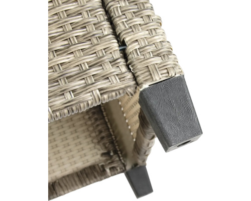 Detailansicht eines Möbelstücks mit Rattanstruktur und Fuß