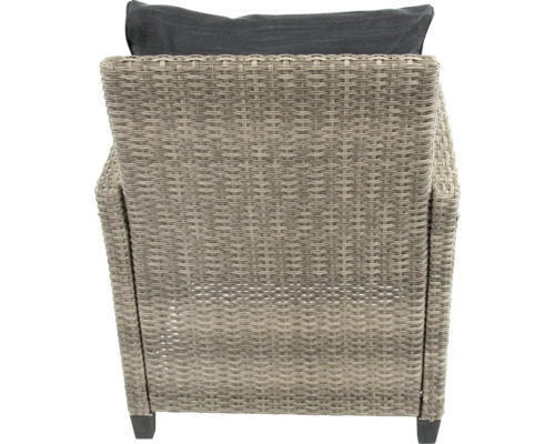 Rückansicht eines Rattansessels mit einem Kissen