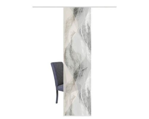 Schiebegardine mit abstraktem Muster neben Stuhl