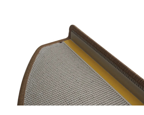 Detail einer Treppenstufe mit Teppich