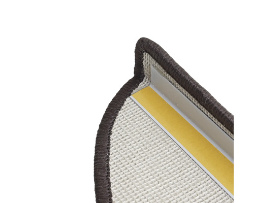 Detail einer Treppenstufe mit Kantenschutzprofil