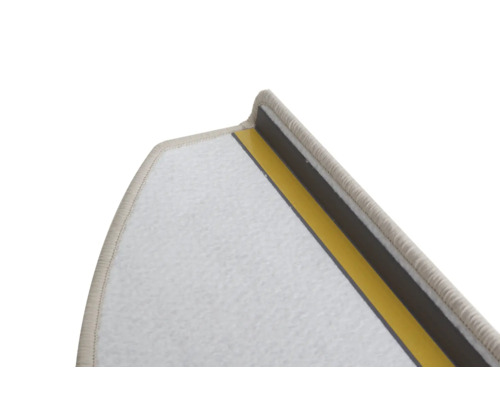 Detailansicht einer Treppenstufe mit Teppich und Klebestreifen