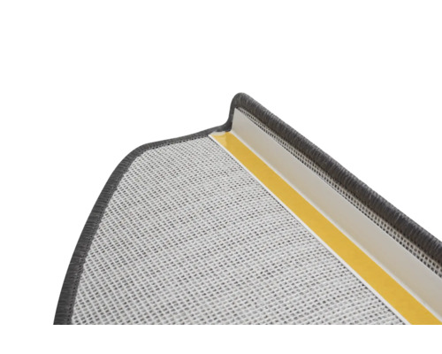 Detailansicht einer Fußmatte mit Klebeband zur Befestigung