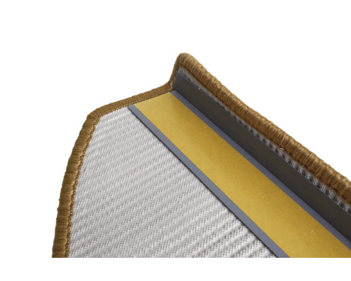 Detailansicht einer Teppichstufenmatte mit Klebeband zur Befestigung