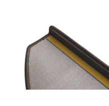 Detailansicht einer Teppichstufenmatte mit Kantenschutz und Klebestreifen
