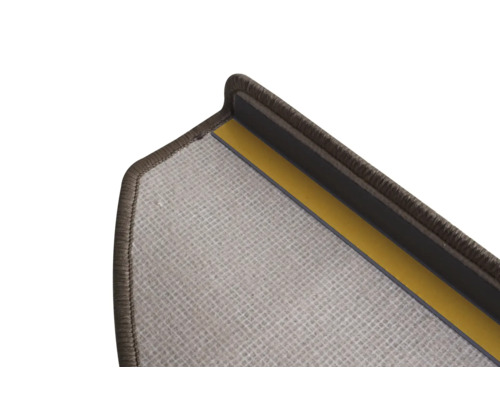 Detailansicht einer Teppichstufenmatte mit Kantenschutz und Klebestreifen