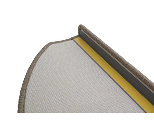 Detailansicht einer Treppenstufe mit Teppich