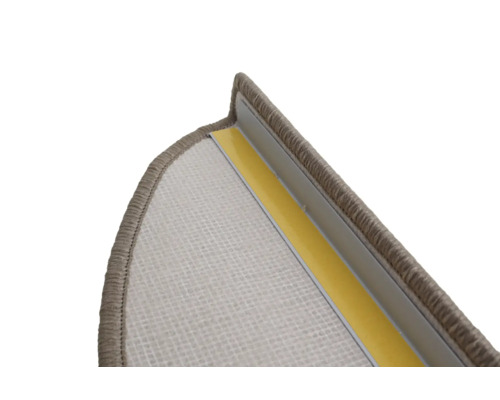 Detailaufnahme einer Treppenstufe mit Teppich