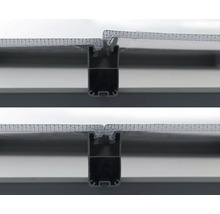 Detailaufnahme von Polycarbonatplatten, die in ein Aluminiumprofil eingesetzt werden