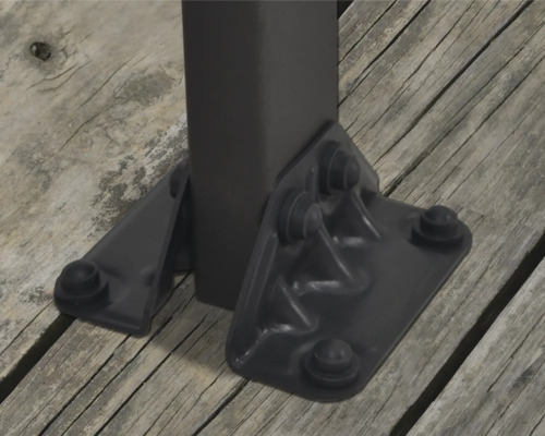 Detailaufnahme eines Metallpfostens mit Montagefuss auf einem Holzboden