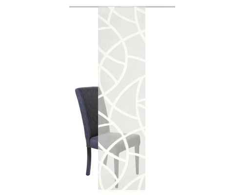 Schiebevorhang mit Muster vor einem Stuhl