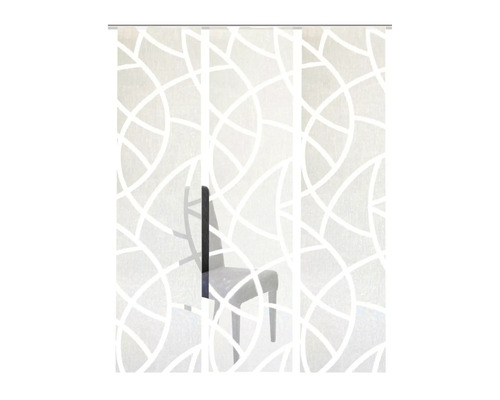 Schiebegardine mit Muster vor einem Stuhl