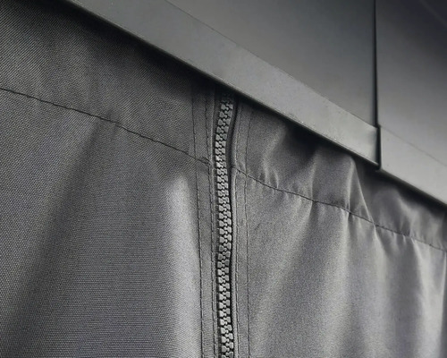 Detailaufnahme einer Zeltwand mit Reißverschluss
