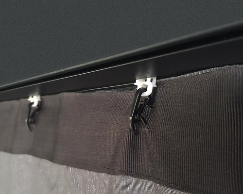 Detailaufnahme einer Gardinenaufhängung mit Gleitern in einer Schiene