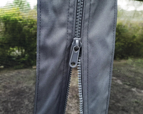 Detailansicht eines Reißverschlusses an einem Moskitonetz