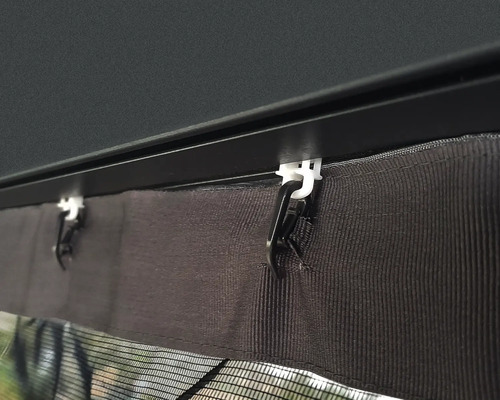 Detailansicht einer Pavillonvorhangaufhängung mit Clips
