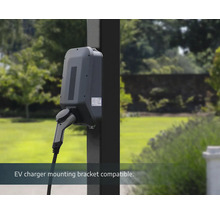 Ladestation für Elektrofahrzeuge mit Halterung an einer Säule im Außenbereich.
