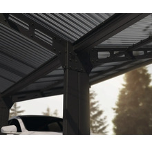 Detailansicht eines Carports mit Metaldach und stabilen Säulen