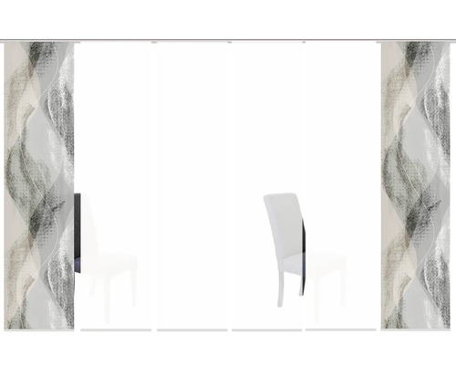 Raumszene mit Schiebegardinen mit Muster und Stuhl