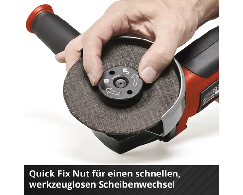 Bediener wechselt Schleifscheibe an einem Winkelschleifer mit einer Schnellspannmutter