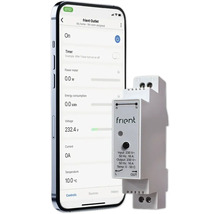 Smartphone mit Anzeige der frient Outlet App neben frient Outlet Energiemessgerät